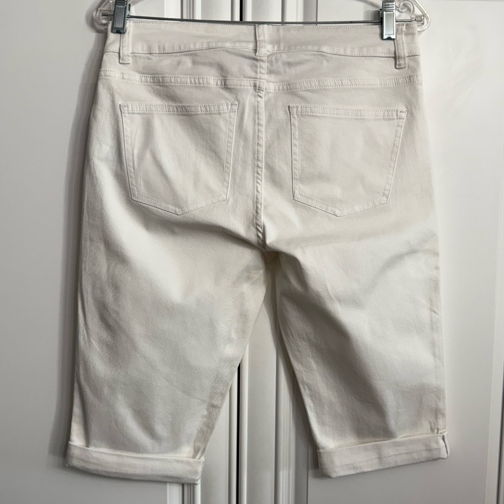 NWOT Chaps Women’s Size 8 White Denim 5 Pocket Bermuda Cuffed Shorts Knee Length - Picture 6 of 12